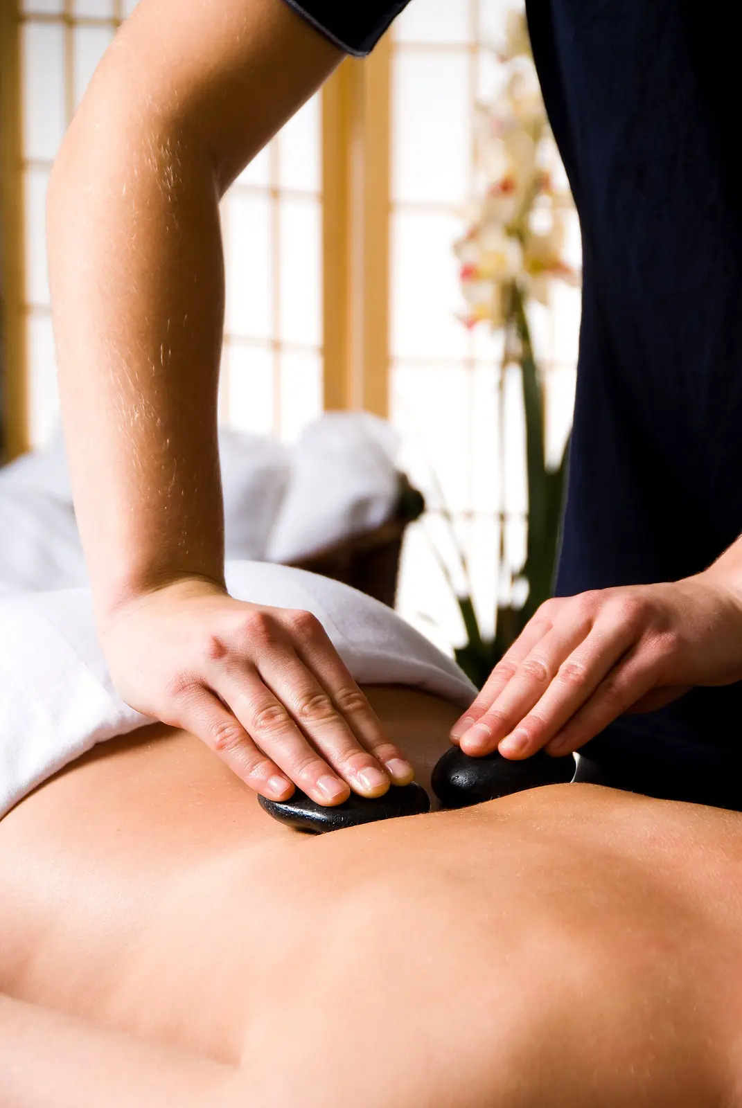 Hot Stone Massage in Frankfurt im Private Spa Haus Arsinoé mit entspannender Rückenbehandlung